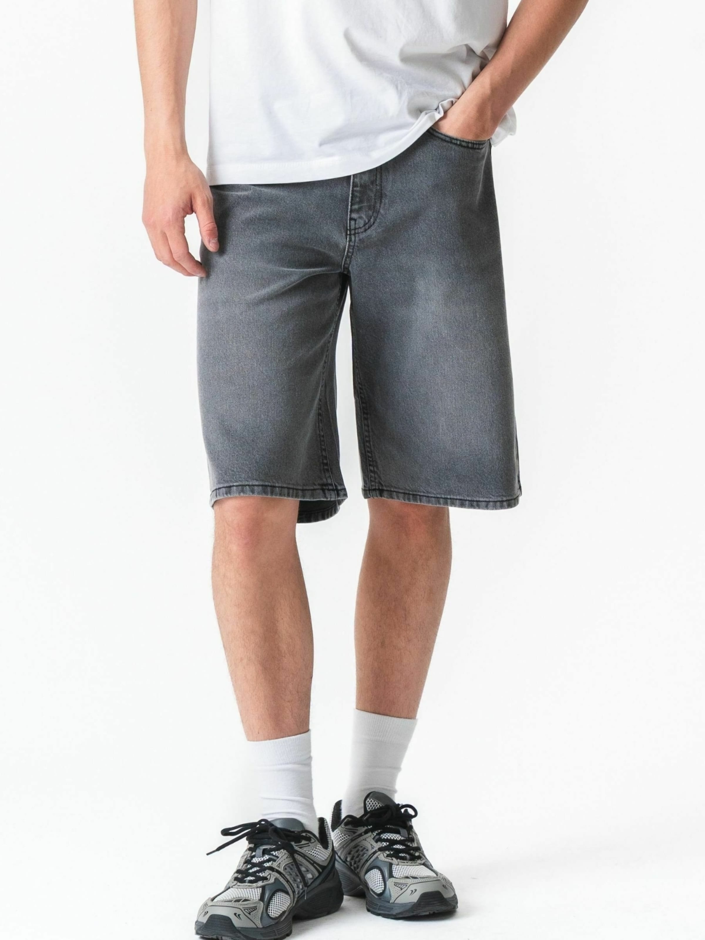 Pantalon ' Denim shorts ' TEESHOPPEN en gris : devant