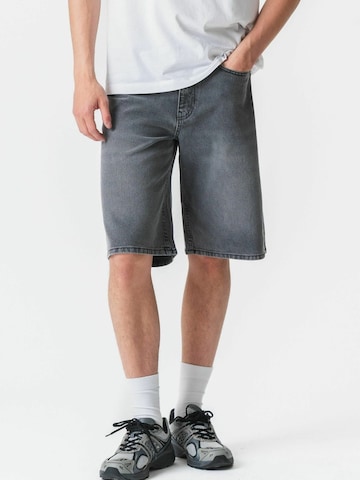 Pantalon ' Denim shorts ' TEESHOPPEN en gris : devant