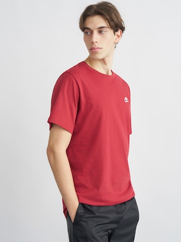 Coupe regular T-Shirt 'Club' Nike Sportswear en rouge : devant