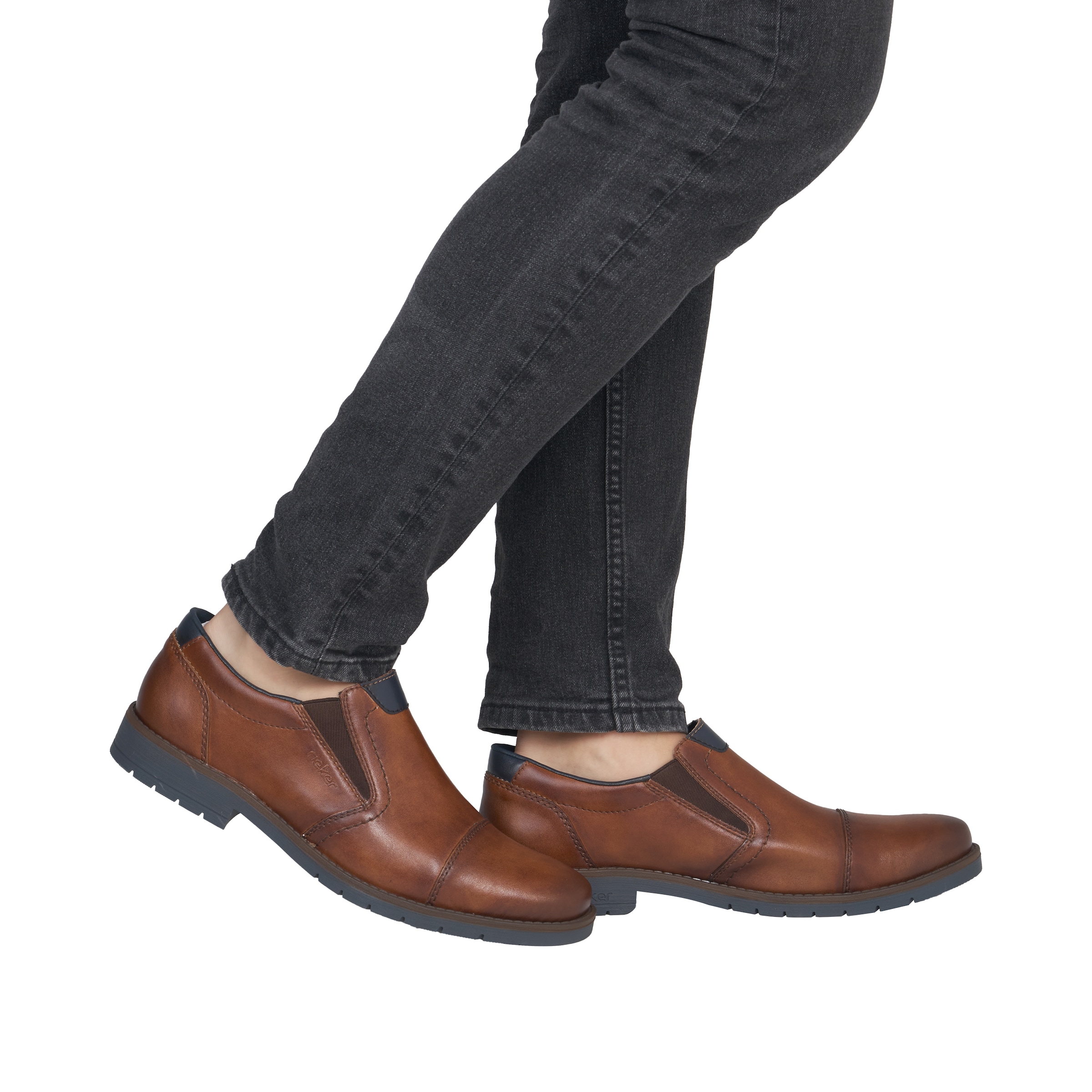 Chaussure basse Rieker en marron : devant