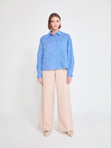 Lola Casademunt - Blusa en azul: frente