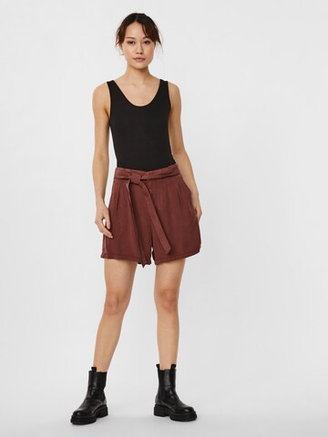 Regular Pantalon à pince 'Mia' VERO MODA en marron