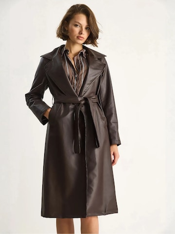 Bianco Lucci Tussenmantel in Bruin: voorkant