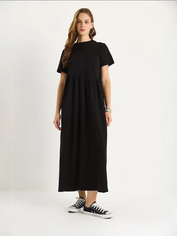 Bianco Lucci Dress in Black: front