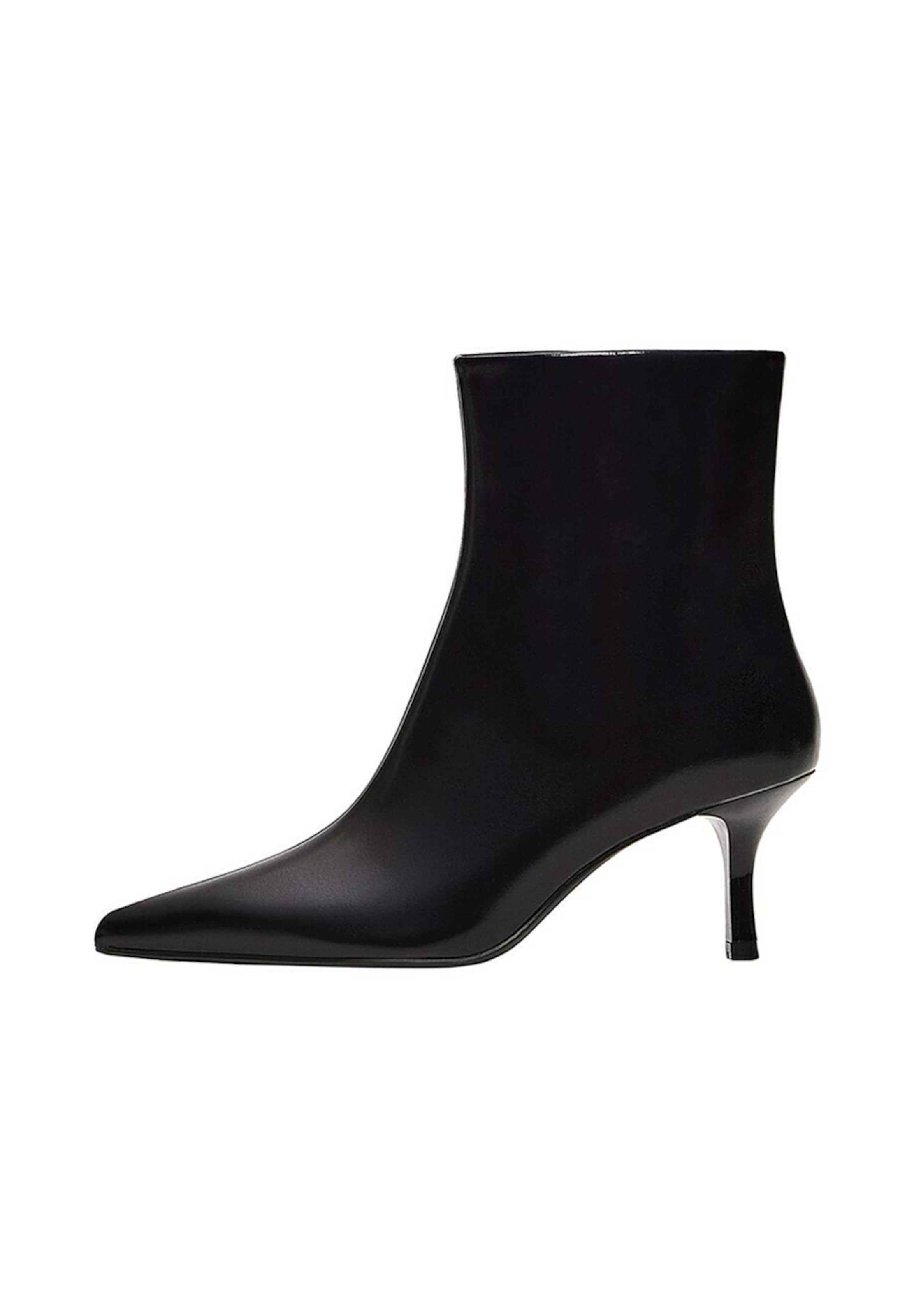 Botine de la Bershka pe negru: față