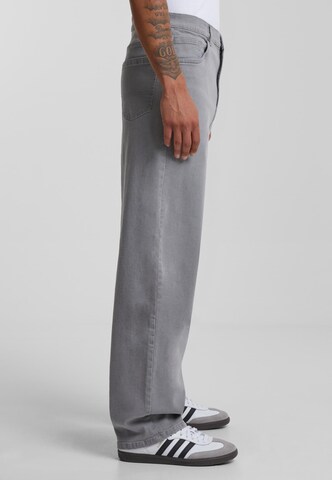 Loosefit Jeans '90's' di Urban Classics in grigio