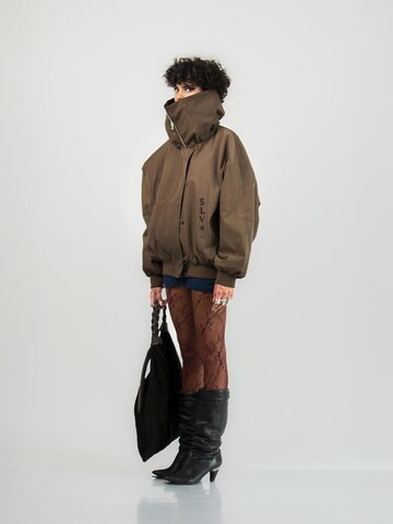 STILL ALIVE - Casaco de inverno 'High-Collar' em castanho