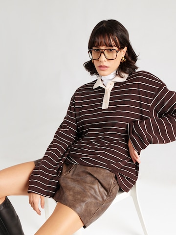 T-shirt Monki en marron : devant