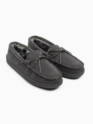 Minnetonka Moccasin 'Pileline' in Grey