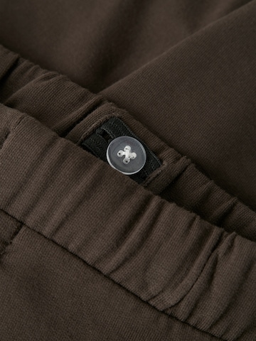 NAME IT Tapered Broek 'NBMROBINSON' in Bruin