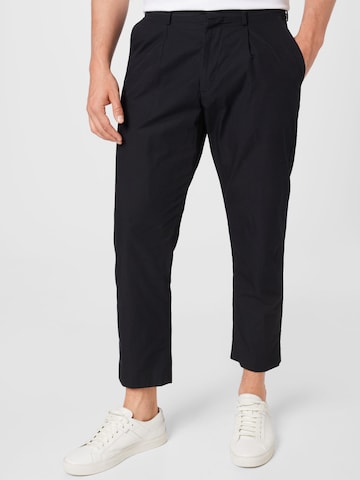 NN07 רגיל מכנסים קפלים 'Bill' בשחור: מלפנים