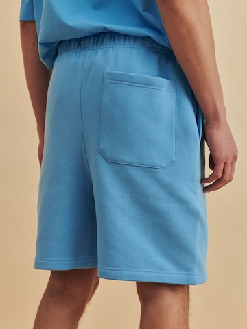 DAN FOX APPAREL Loosefit Shorts 'Sean' in Blau