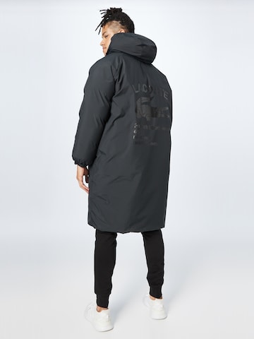 LACOSTE Ανοιξιάτικο και φθινοπωρινό παλτό σε μαύρο