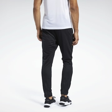 Reebok - Tapered Pantalón deportivo en negro