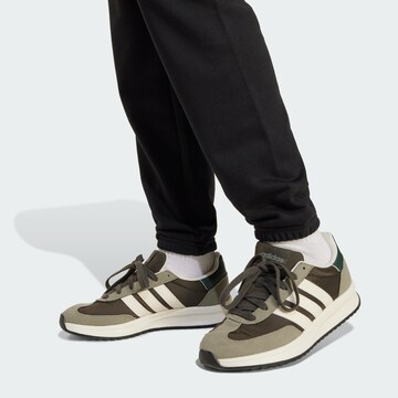 ADIDAS SPORTSWEAR Конический (Tapered) Спортивные штаны 'Essentials' в Черный