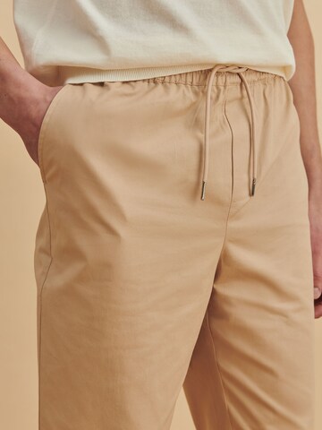 DAN FOX APPAREL Tapered Broek 'Julian' in Beige