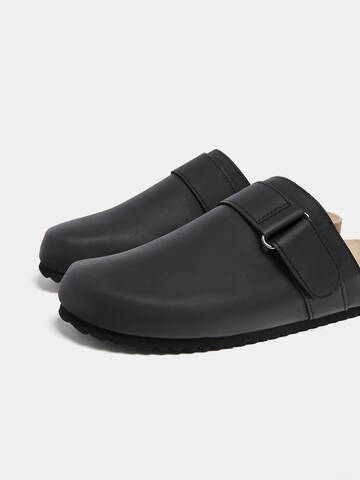 Pull&Bear Slippers i svart