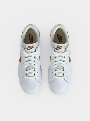 Baskets basses 'CLASSIC' Nike Sportswear en blanc