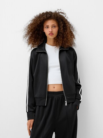 Hanorac de la Bershka pe negru: față