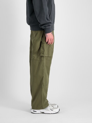 ALPHA INDUSTRIES Loosefit Cargobroek in Groen
