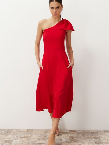 Robe de cocktail Trendyol en rouge : devant