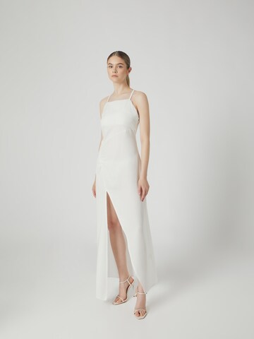 RÆRE by Lorena Rae Βραδινό φόρεμα 'Louisa' σε λευκό: μπροστά