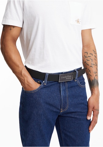 Curea de la Calvin Klein Jeans pe negru: față