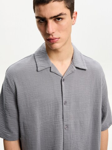 Fit confort Chemise Bershka en gris