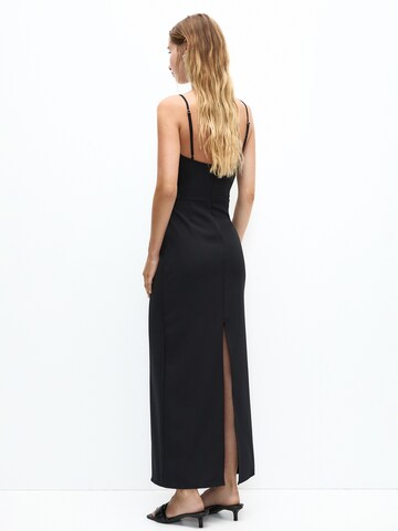 Rochie de la Pull&Bear pe negru