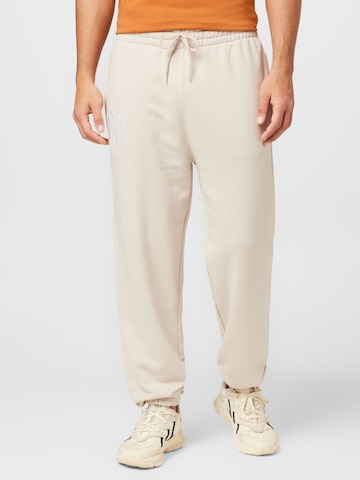 NEW ERA Tapered Broek 'League Essentials' in Beige: voorkant