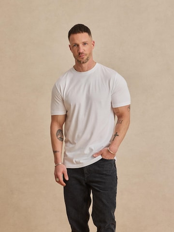 DAN FOX APPAREL Μπλουζάκι 'Piet' σε λευκό: μπροστά
