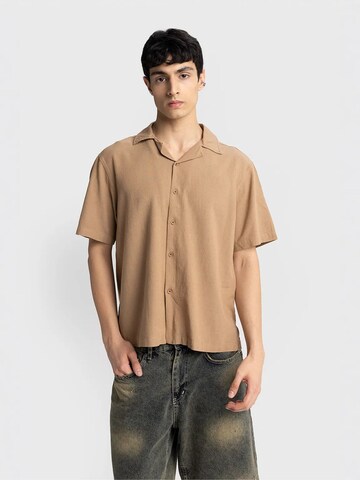 Fit confort Chemise Giesto en marron : devant