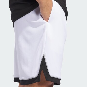 Loosefit Pantaloni sportivi 'Basketball Badge of Sport' di ADIDAS PERFORMANCE in bianco