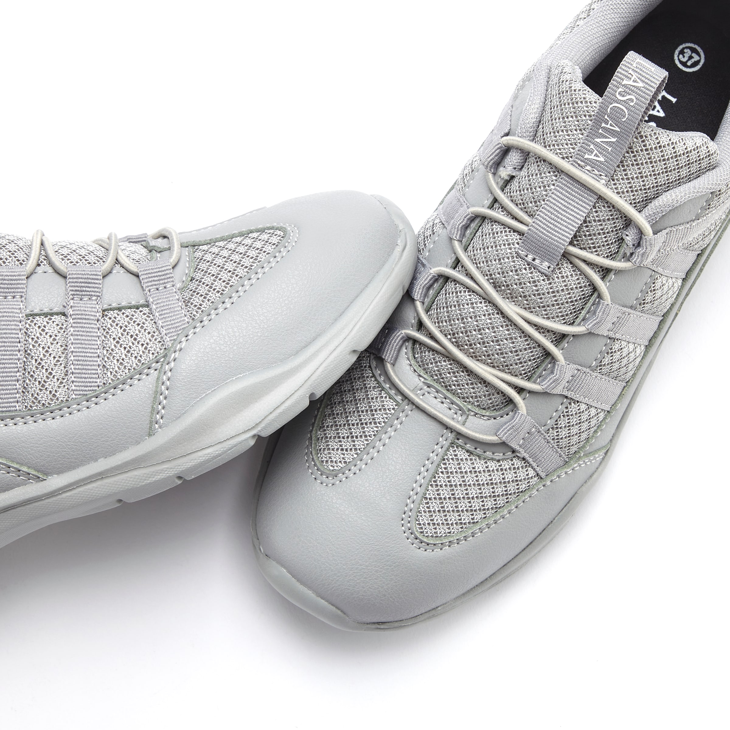 LASCANA Низкие кроссовки в Серый