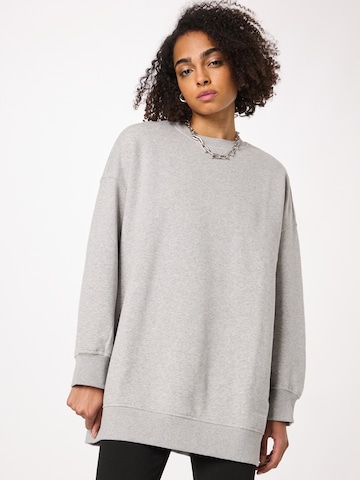 Monki Sweatshirt in Grijs: voorkant