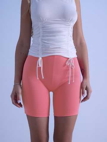ABOUT YOU x irinassw Slimfit Shorts 'Nala' in Pink: predná strana