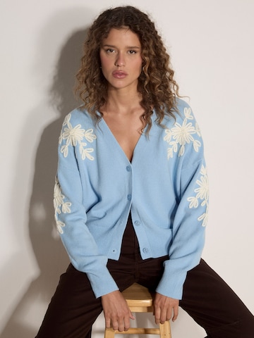 Cardigan bavarois ' ' Apricot en bleu : devant