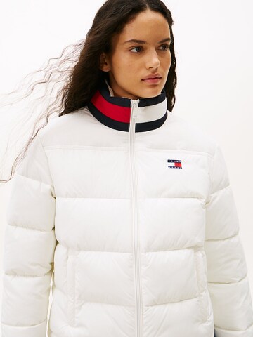 Tommy Jeans Φθινοπωρινό και ανοιξιάτικο μπουφάν 'ESS' σε λευκό
