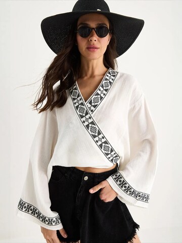Bianco Lucci Blouse in White: front