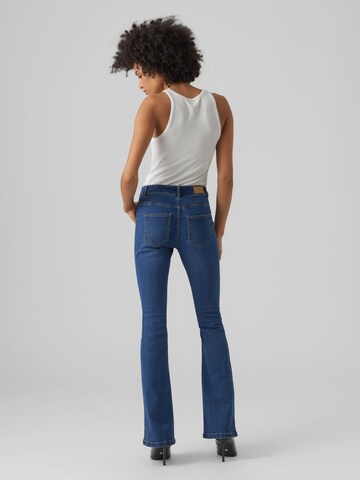 VERO MODA Flared Jeans 'Peachy' in Blauw