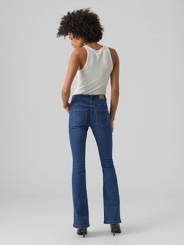 VERO MODA Flared Jeans 'Peachy' in Blau