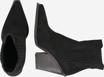 Nasty Gal Chelsea Boots in Black