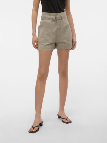 VERO MODA Regular Shorts 'Talia' in Grün: predná strana