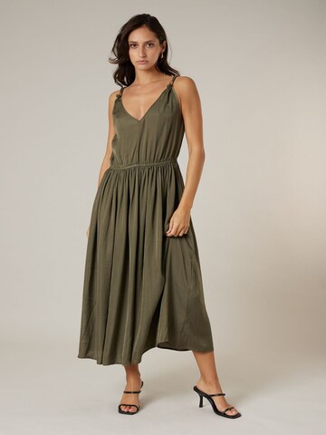 Robe 'Isavera' Deeluxe en vert : devant