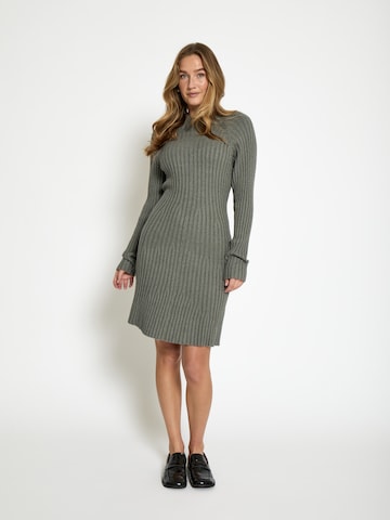 Robes en maille 'Anna' Peppercorn en gris : devant