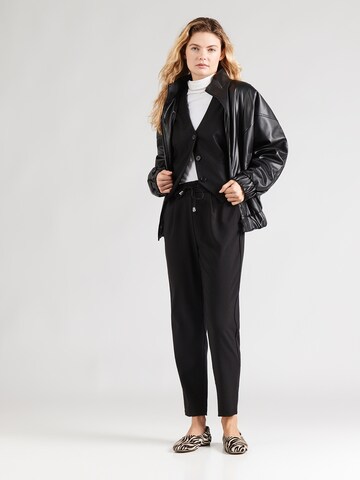 ONLY Szabványos Élére vasalt nadrágok 'ONLJAZ' - fekete