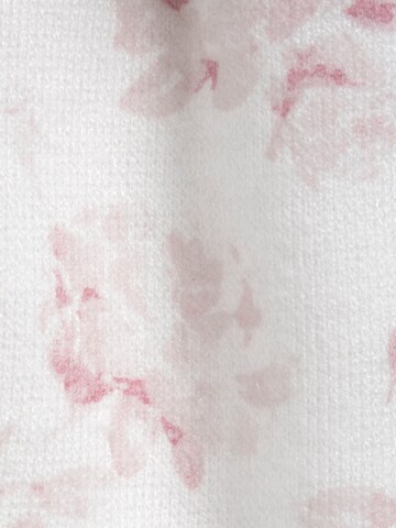 Pijamale de la Chicco pe alb