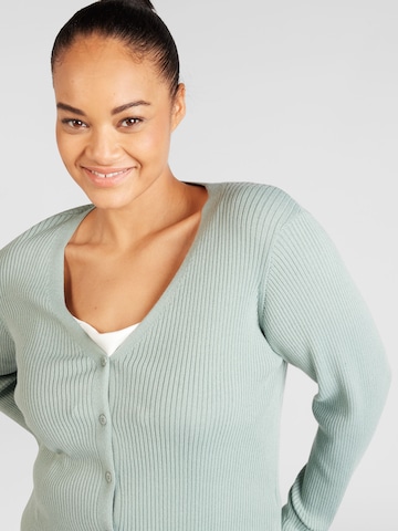 ABOUT YOU Curvy Strickjacke 'Taria Cardigan' in Grün