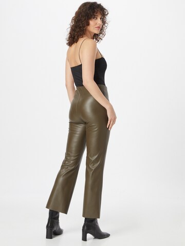 SOAKED IN LUXURY Flared Broek 'Kaylee' in Groen