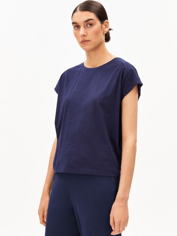 T-shirt ARMEDANGELS en bleu : devant